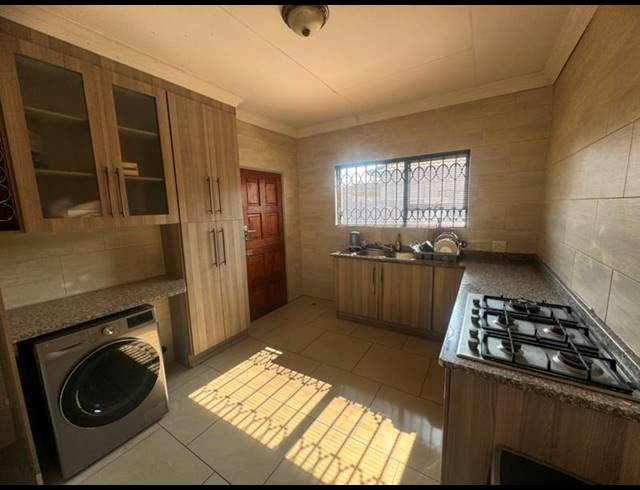 4 BEDROOM HOUSE FOR SALE IN AERORAND